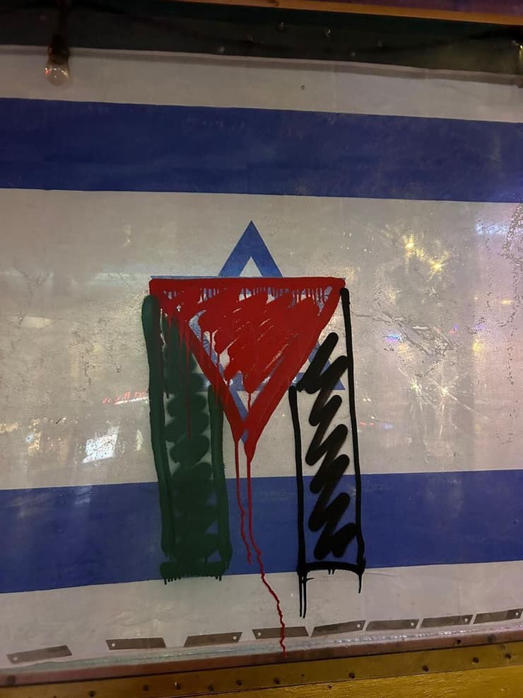 דגל ישראל רוסס במסעדה ישראלית בניו יורק