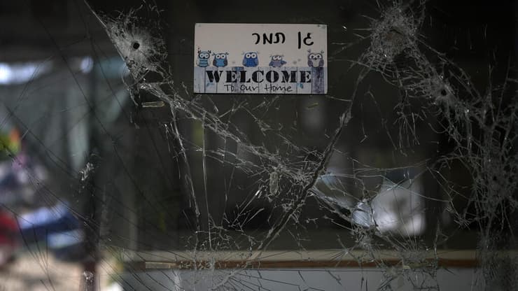 קיבוץ בארי לאחר הטבח. שנה למתקפה שזעזעה את ישראל (צילום: Christopher Furlong /Getty Images) הנזק לבתים בקיבות בארי