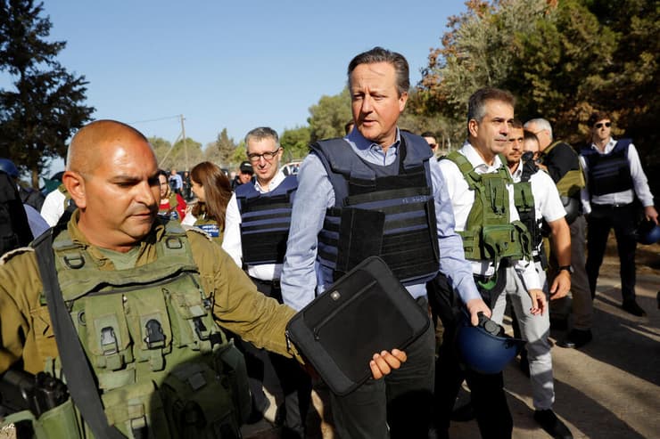שר החוץ אלי כהן עם דיוויד קמרון שר החוץ של בריטניה סיור ב בארי