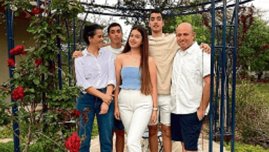 חבר הדירקטוריון אביב קוץ עם אשתו ושלושת ילדיהם, שנרצחו כולם