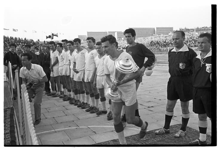מנצ'ל מקבל את גביע המדינה מידיו של נשיא המדינה יצחק בן צבי ב-1962