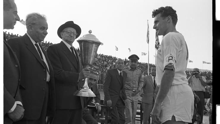 מנצ'ל מקבל את גביע המדינה מידיו של נשיא המדינה יצחק בן צבי ב-1962