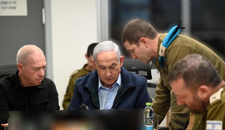 ראש הממשלה בנימין נתניהו ושר הביטחון יואב גלנט עוקבים אחר האופרציה של העברת החטופים בקריה בתל אביב