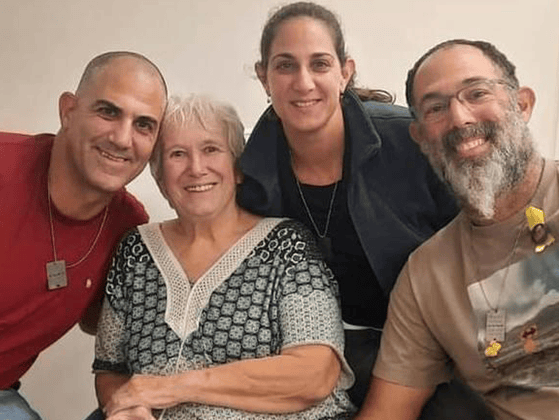 מרגלית מוזס עם בני משפחתה בבית החולים 