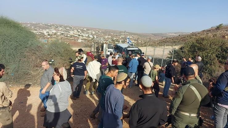 לוחמות ולוחמי מג"ב מנסים לאפשר למוסקים פלסטינים מג'נין להיכנס לשטחים בזמן שתושבי קיבוץ מירב מתנגדים