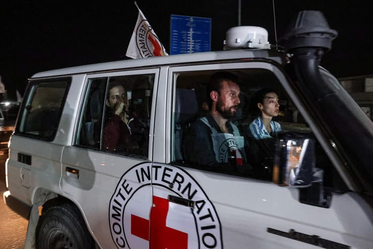 החטופות והחטופים באמבולנסים של הצלב האדום בדרך לישראל