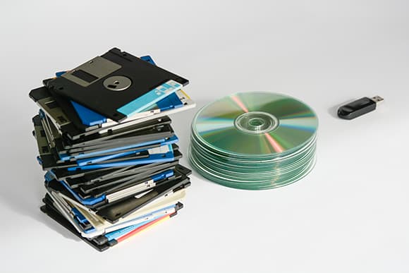 כל התקני הזיכרון מועדים לכשלים ולשחיקה. משמאל לימין: תקליטון, תקליטור, החסן נייד