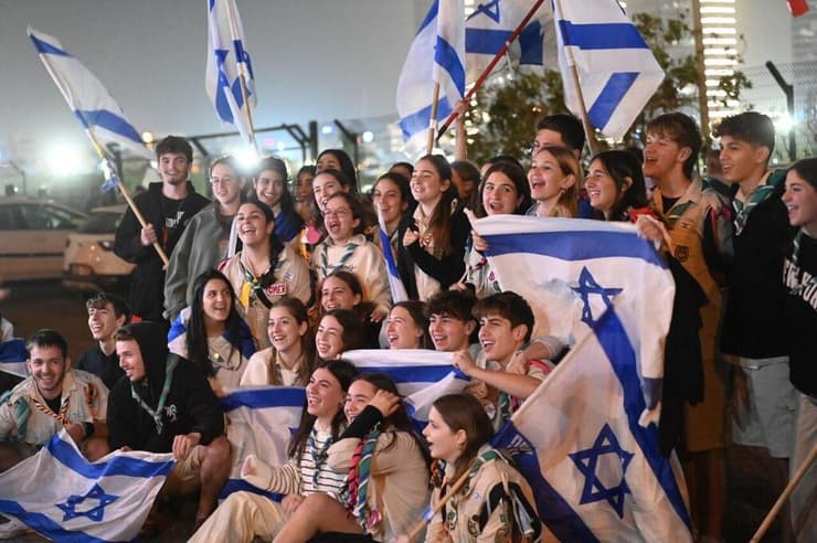 צופי פתח תקווה מחכים במנחת של בית החולים שניידר