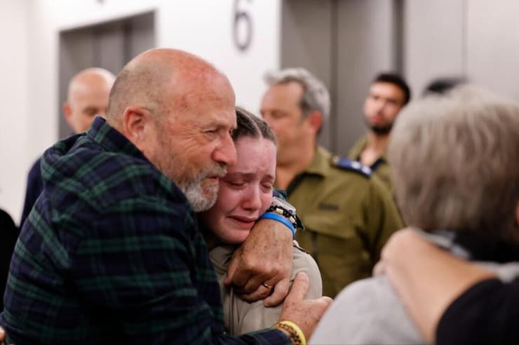 חן גולדשטיין אלמוג עם ילדיה אגם, טל וגל 