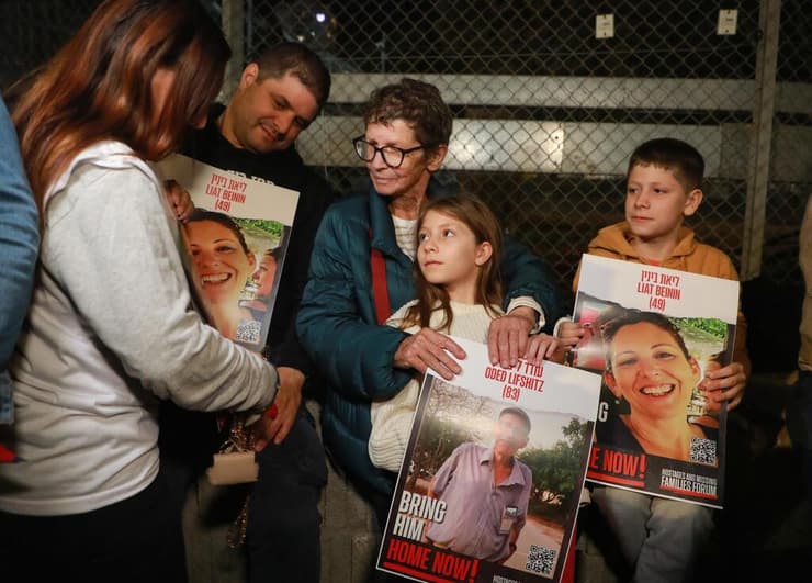יוכבד ליפשיץ ששוחרה מהשבי מפגינה מול הקריה בתל אביב עם שלט של בעלה