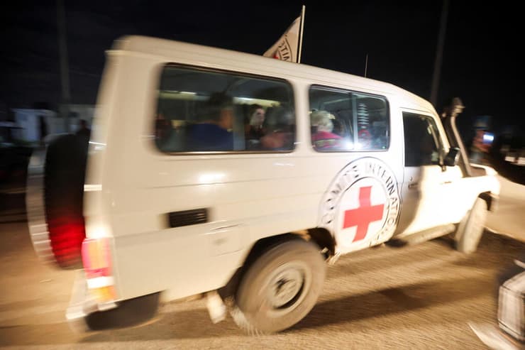 חטופים ברכבי הצלב האדום משתחררים מידי שבי חמאס