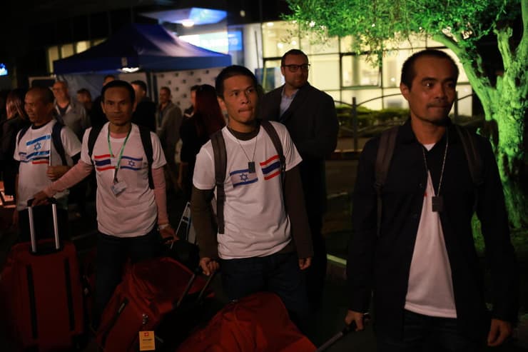 17 התאילנדים שחזרו משבי חמאס עוזבים את בית החולים אסף הרופא וחוזרים למולדתם