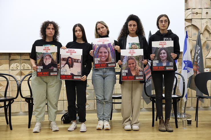 מסיבת עיתונאים בינלאומית שבמהלכה יוצגו הסכנות העומדות בפני נשים חטופות