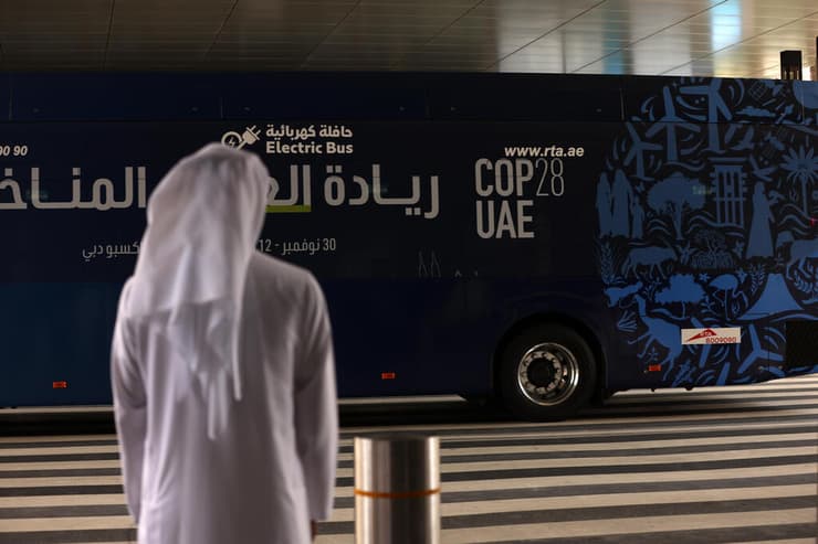 אוטובוס חשמלי בדובאי ועליו פרטי הוועידה