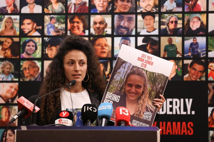 ירדן גונן, אחות של רומי גונן במסיבת עיתונאים בינלאומית שבמהלכה יוצגו הסכנות העומדות בפני נשים חטופות