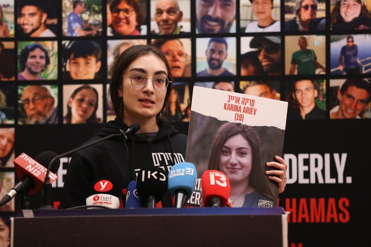 סשה ארייב, אחות של קרינה ארייב, במסיבת עיתונאים בינלאומית שבמהלכה יוצגו הסכנות העומדות בפני נשים חטופות