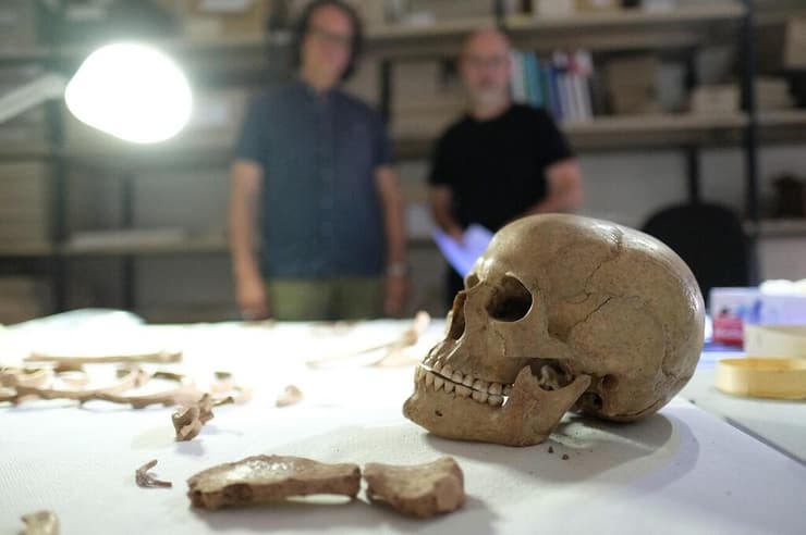 הגולגולת והעצמות של השמאנית שנקברה בבאד דירנברג שבגרמניה לפני כ-9,000 שנה