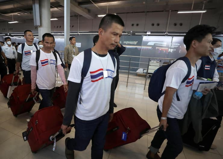 תאילנד חזרת חטופים מ עזה ל בנגקוק עם חולצה עם דגלי ישראל ותאילנד