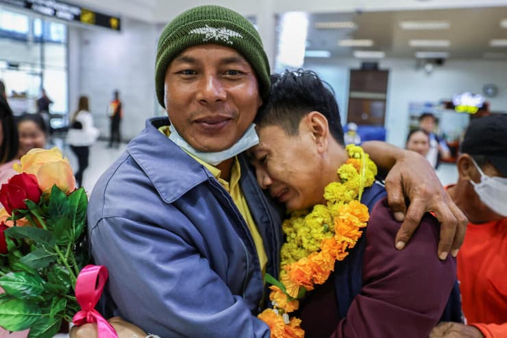 תאילנד חזרת חטופים מ עזה ל בנגקוק נת'פורן אונקאוו בן 26 מחבק בן משפחה עם הגיעו