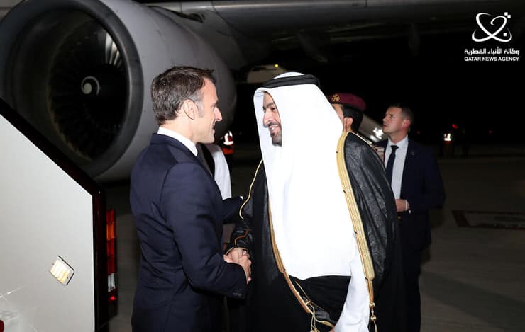 נשיא צרפת עמנואל מקרון בפגישה עם מוחמד בן עבדולעזיז בן סאלח אל-ח'וליפי, שר המדינה הקטארי במשרד החוץ