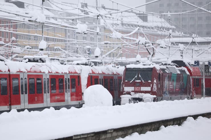 אירופה סופת שלגים גרמניה תחנת הרכבות המרכזית ב מינכן