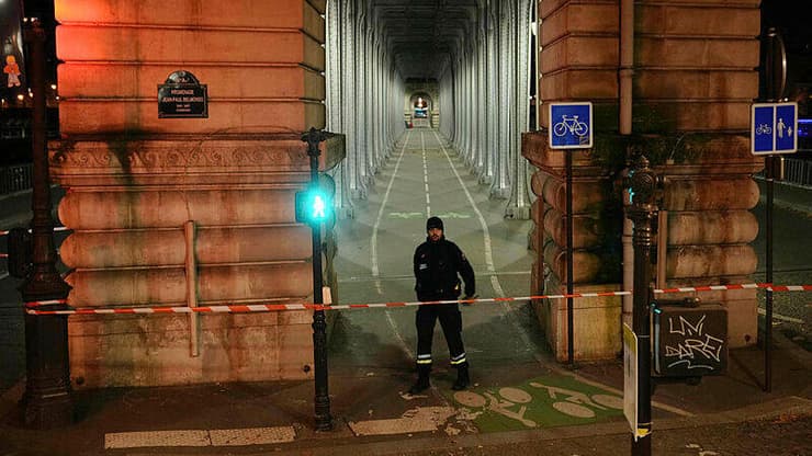  חשד לפיגוע בצרפת: אדם נרצח בדקירות במרכז פריז, הדוקר צעק "אללה אכבר"