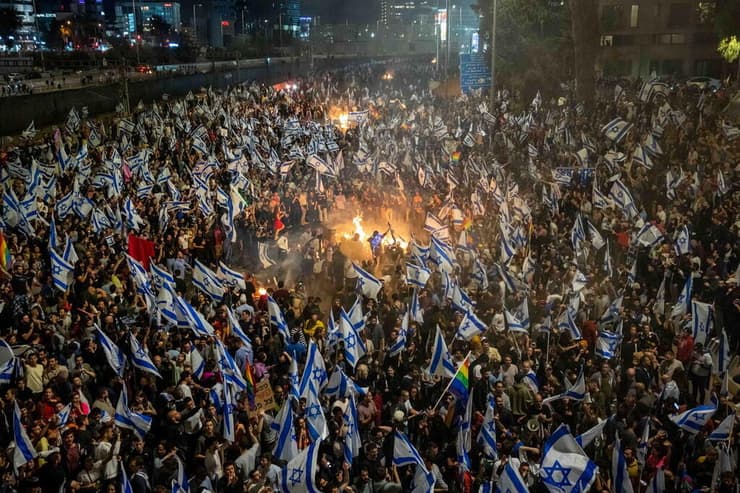 הפגנה ספונטנית של עשרות אלפי אנשים בעקבות החלטת ראש הממשלה בנימין נתניהו לפטר את שר הביטחון יואב גלנט