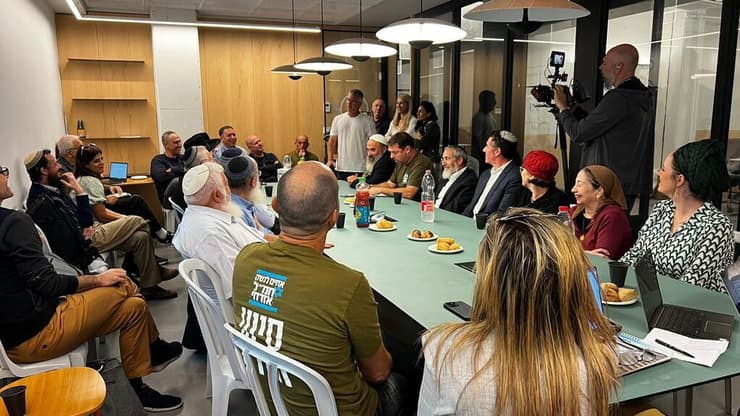 הרבנים והרבניות במפגש עם אנשי אחים לנשק