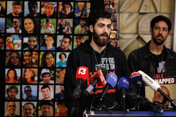חיים יצחק אור אח של החטוף אבינתן אור במסיבת עיתונאים של משפחות החטופים