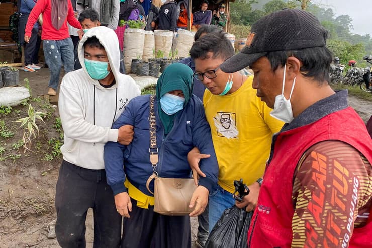 אינדונזיה התפרצות הר הגעש מראפי לפחות 13 הרוגים