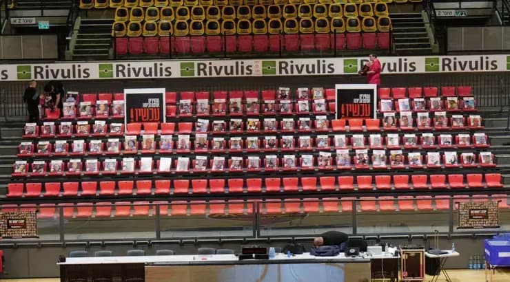 מחווה למען החטופים באולם (גיל נוימן) מחווה למען החטופים באולם