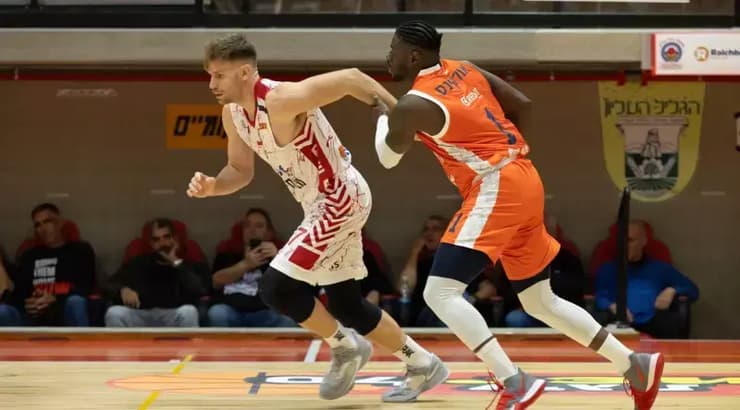 ראלי אולקינס רודף אחרי מירון רוינה (גיל נוימן) ראלי אולקינס רודף אחרי מירון רוינה