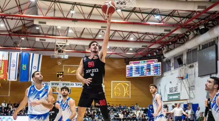 אור קורנליוס עולה לסל (רועי כפיר) אור קורנליוס עולה לסל