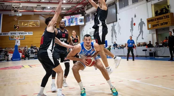 בניה סרור זורק את שחקני י-ם (רועי כפיר) בניה סרור זורק את שחקני י-ם