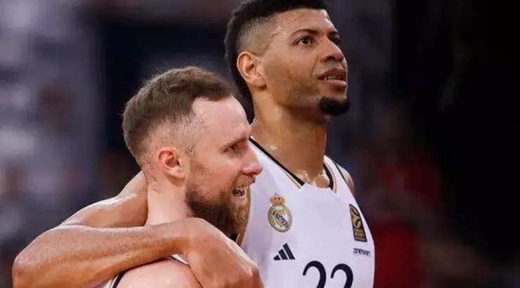 אדי טבארס ודזנאן מוסא חוגגים (הטוויטר של ריאל מדריד) אדי טבארס ודזנאן מוסא חוגגים