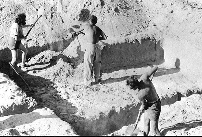 חברי קיבוץ נירים חופרים תעלות לפני מלחמת העצמאות, 1948