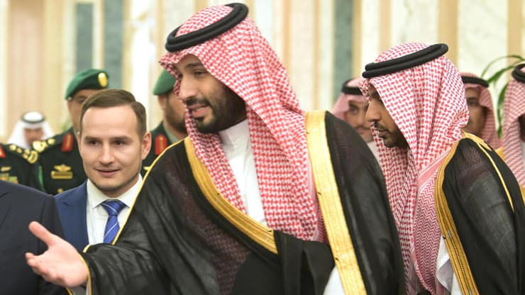 נשיא רוסיה ולדימיר פוטין עם יורש העצר של סעודיה מוחמד בן סלמן במהלך ביקור של פוטין בריאד