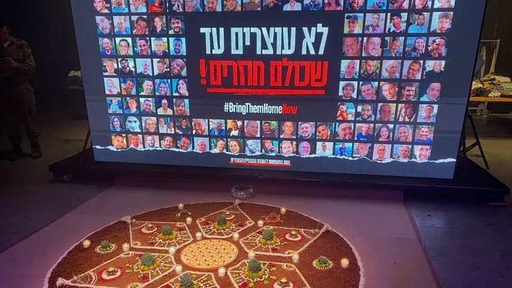 בין התובעים, משפחות שכולות שקרוביהן נרצחו במסיבת הנובה. מיצג הנצחה של הנובה (צילום: אדם קוטב) פריטי פסטיבל נובה נחשפים במיצג