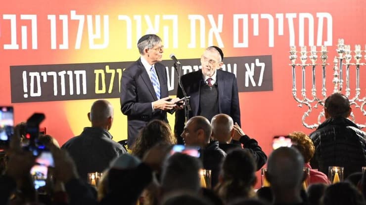 ג'ק לו שגריר ארה"ב בישראל  - מדליקים נר ראשון בחנוכיית החטופים