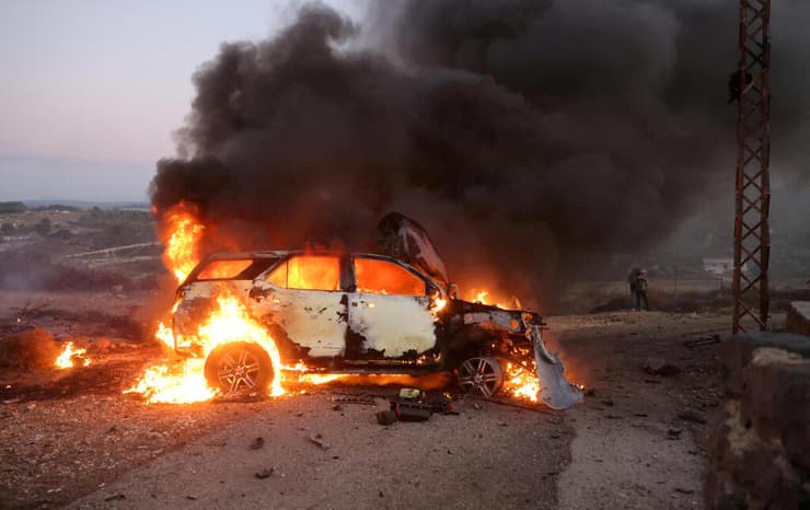 רכב של אל-ג'זירה שנפגע בהפגזה של ישראל לכאורה בדרום לבנון ב-13 באוקטובר אז נהרג גם עיתונאי רויטרס עיסאם עבדאללה 