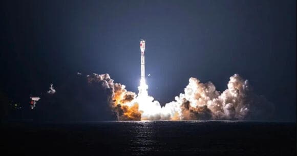 עוד נדבך במערך היכולות המרשים של סין בחלל. שיגור טיל ג'ילונג 3 מאסדה בים, השבוע 