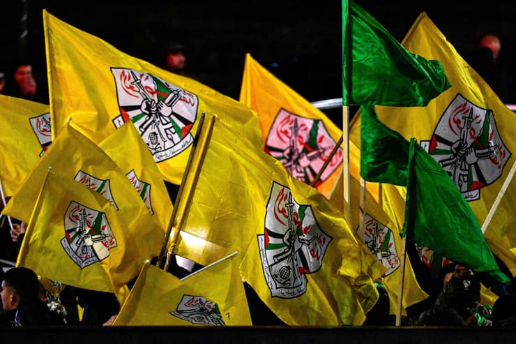 דגלי פת"ח פתח מונפים ב רמאללה ב-27 בנובמבר במהלך קבלת מחבלים ששוחררו בעסקה מול חמאס
