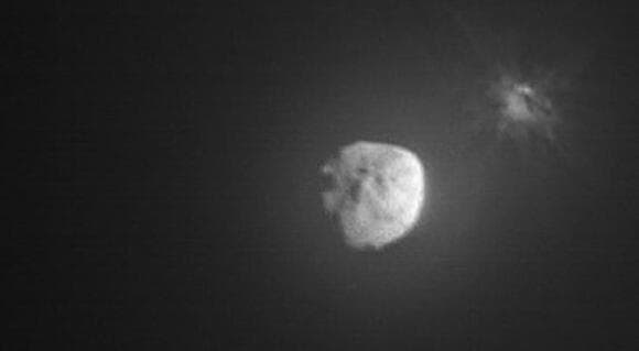 ההתנגשות שחשפה את הקשר בין שני האסטרואידים. רגע ההתנגשות של חללית DART באסטרואיד דימורפוס, שתיעדה החללית האיטלקית הזעירה LICIA במסגרת הניסוי 