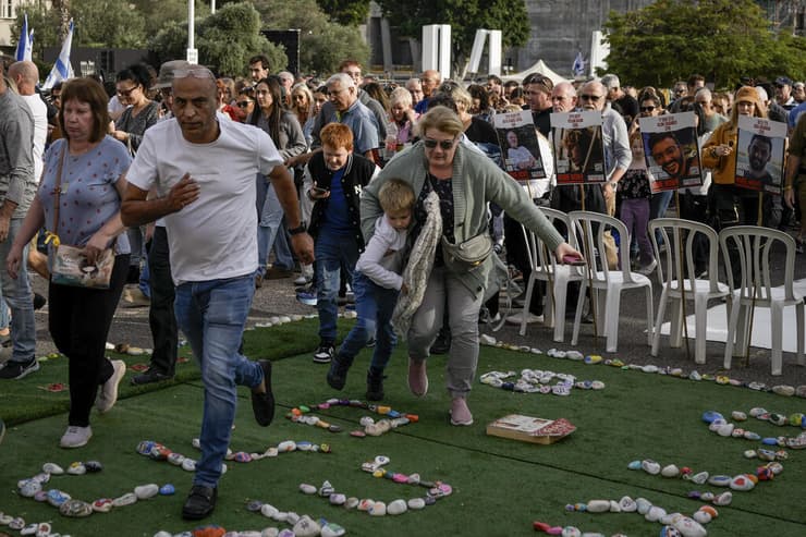 תופסים מחסה בתל אביב בזמן אזעקה