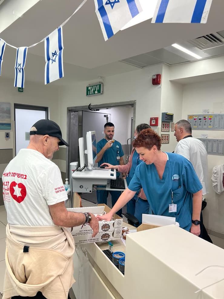 חלוקת סופגניות וחנוכיות בבית החולים פוריה - יום המתנדב - לב אחד
