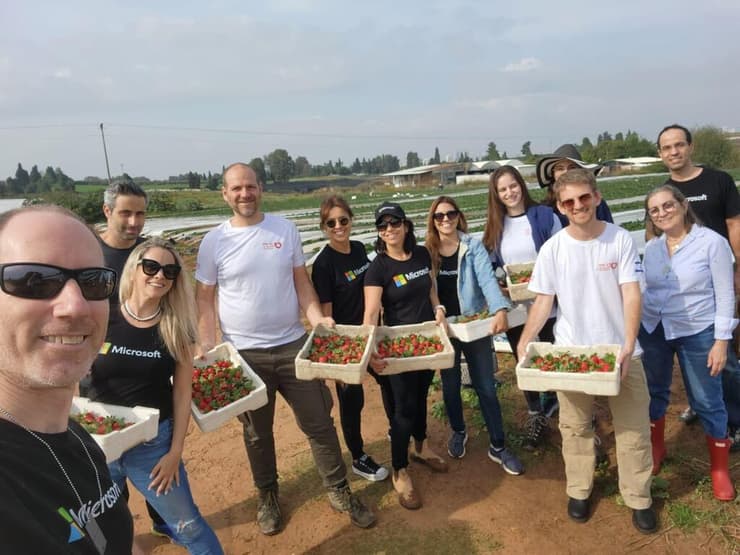 עובדי מייקרוסופט ומתנדבים בקטיף תותים באבן יהודה - יום המתנדב - לב אחד