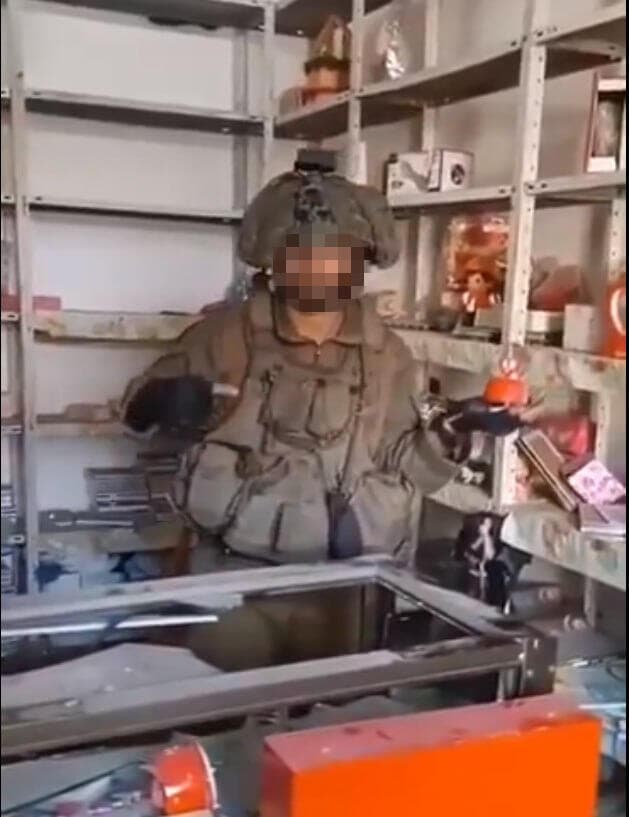 חייל ישראלי בוזז חנות מתנות בעזה