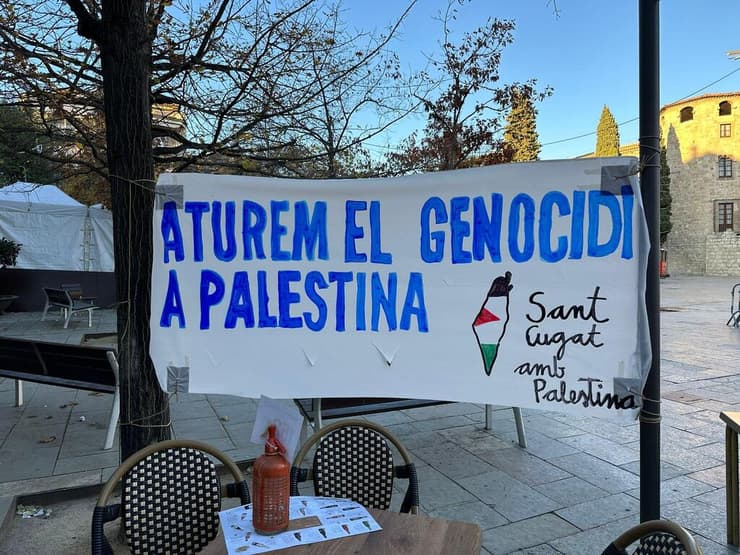 דוכן תמיכה בפלסטינים בברצלונה