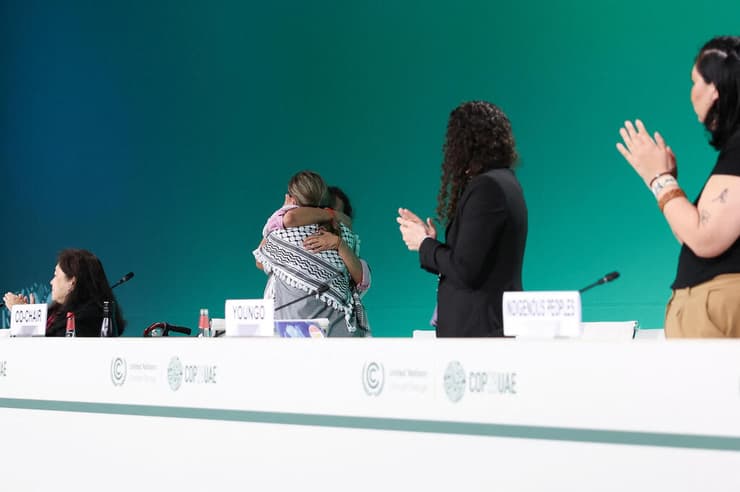 נציגה פלסטינית מקבלת חיבוק ומחיאות כפיים, לאחר נאומה