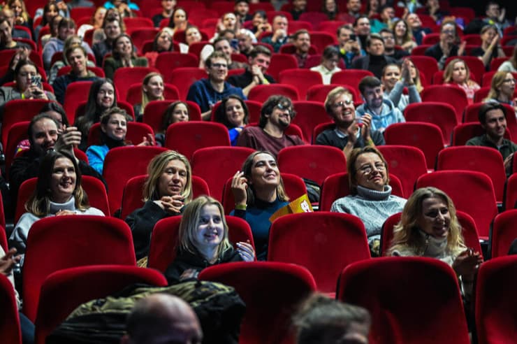 פולין מתכנסים בקולנוע לצפות בהצבעת ה אי אמון ב ממשלה